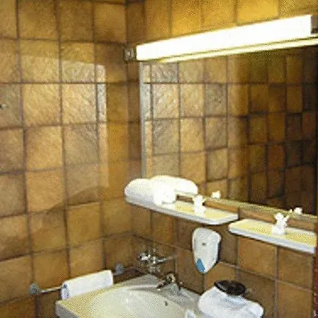 فندق C+m+b